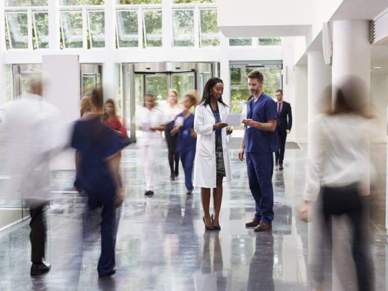 staff-in-busy-lobby-area-of-modern-hospital-PXDLXWT-wpcf_800x600